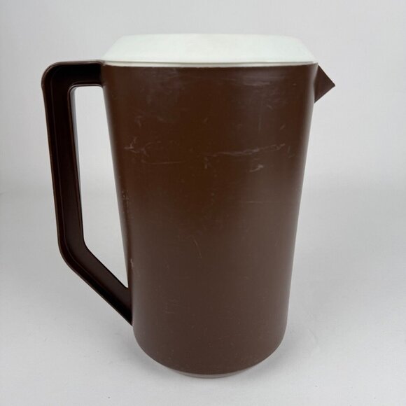 Rubbermaid Plastic One Gallon Pitcher Brown #2718 White Lid #2720 Vintage Retro - Picture 1 of 7